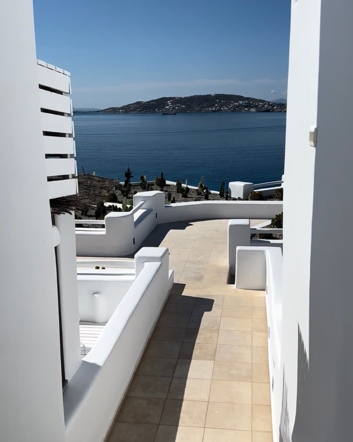 Terraza blanca con vistas al mar Egeo