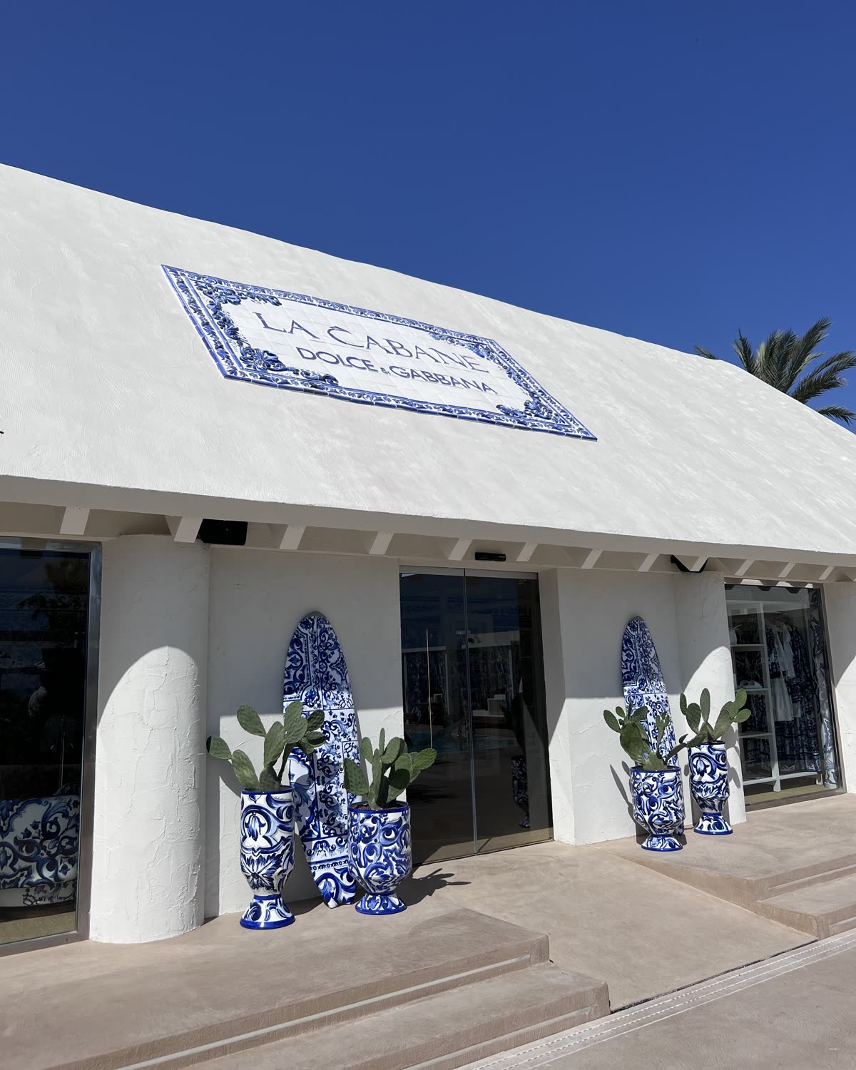 Fachada encalada de una boutique frente al mar